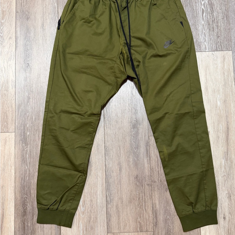 Nike men’s sportswear tech woven commuter pants olive green size large